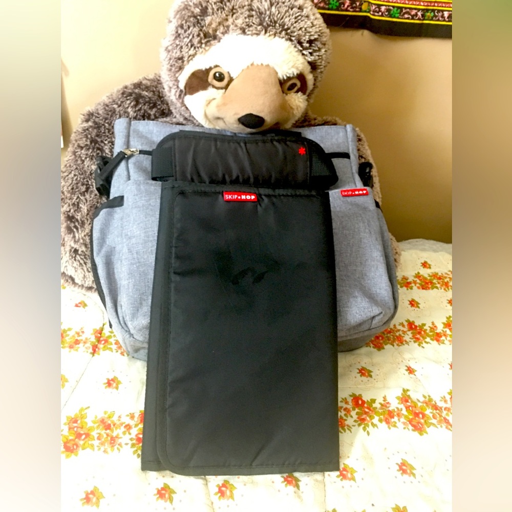 🍼🧷🧸SKIP * HOP crossbody diaper bag❤️💙💜
